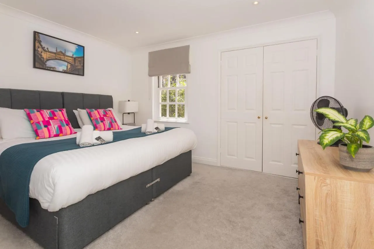 Crescent Mews Apartment Bath