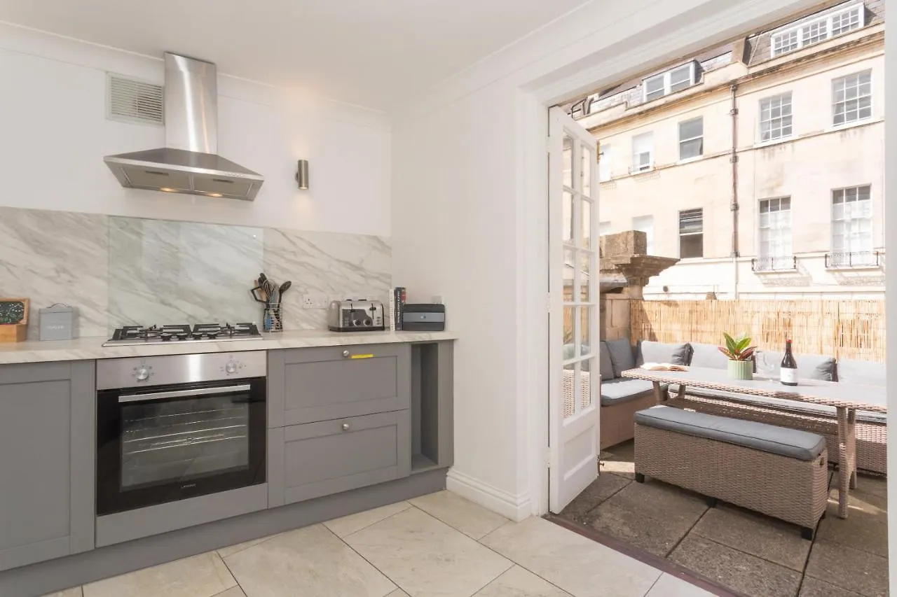 Crescent Mews Apartment Bath