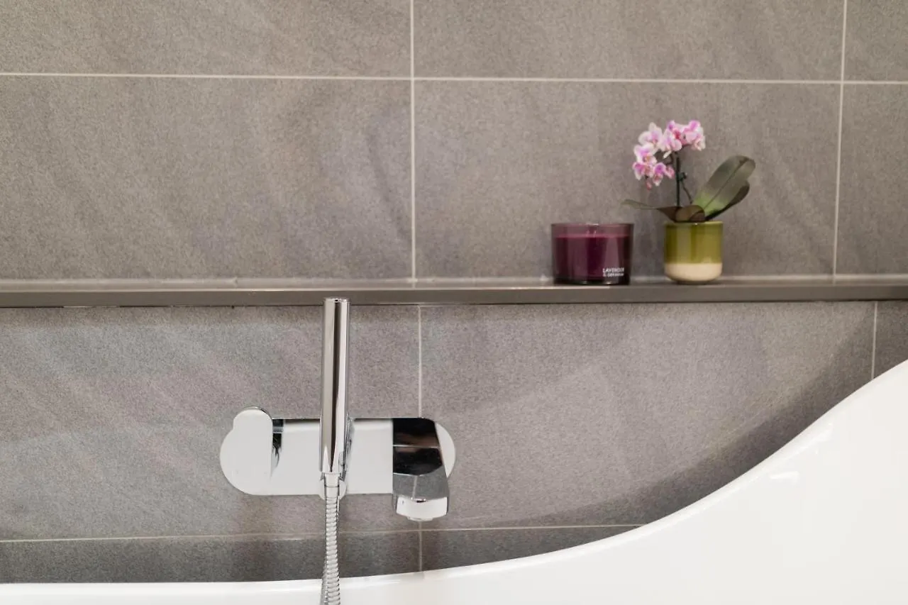 Crescent Mews Apartment Bath 0*,