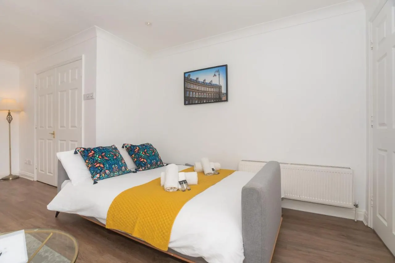 Crescent Mews Apartment Bath